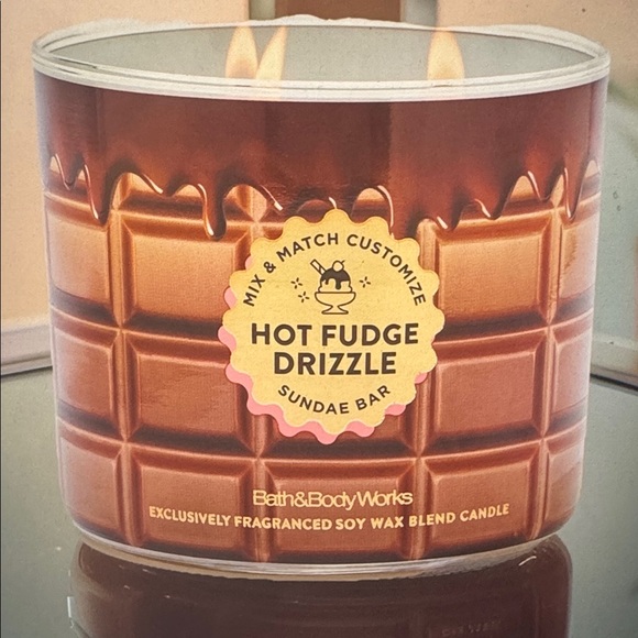 Bath & Body Works Hot Fudge Drizzle Candle - Picture 1 of 2
